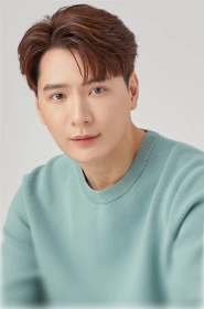 k.คริส พีรวัส
